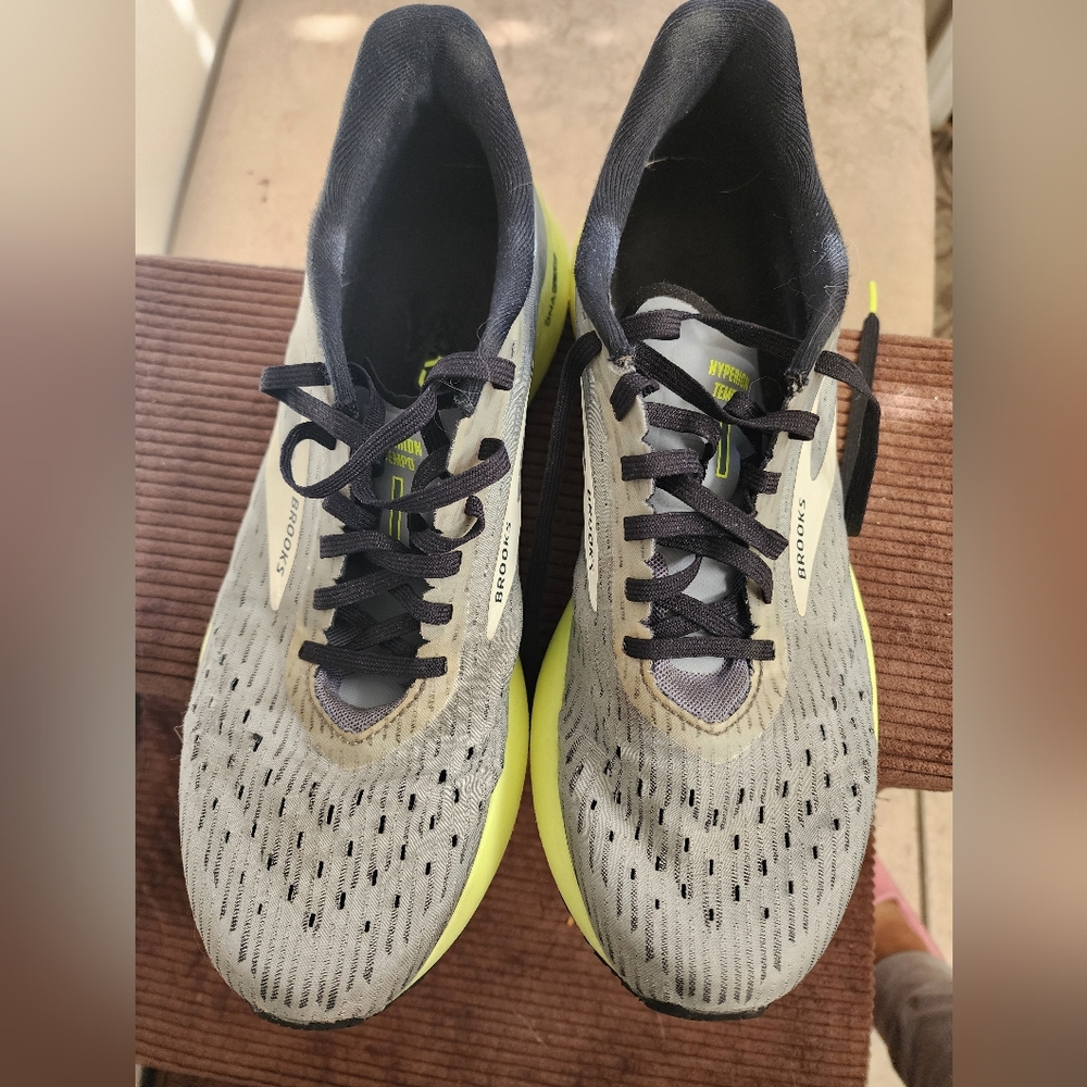 Brooks tennis shoes mens.